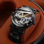Orologio da polso con movimento skeleton visibile, cassa nera e dettagli dorati, perfetto come decorazione scientifica elegante e moderna.
