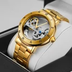 Orologio da uomo con movimento scheletrato visibile, cassa e bracciale in oro, design elegante e moderno, perfetto come regalo o accessorio di lusso.