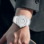 Orologio con design ispirato alla scienza, in metallo argentato, perfetto come decorazione o oggetto da collezione scientifica.