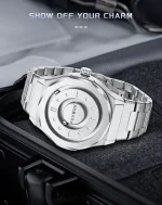 Orologio da polso in acciaio con design minimalista e quadrante circolare, perfetto per uno stile elegante e contemporaneo.