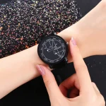 Orologio da polso con design ispirato ai diagrammi di Feynman, simbolo della fisica quantistica, perfetto come decorazione scientifica o accessorio originale.