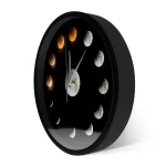 Orologio a fasi lunari moderno con design minimalista nero, mostra le diverse fasi della luna in modo elegante e funzionale, ideale come decorazione scientifica.
