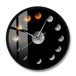 Orologio da parete con fasi lunari, design moderno e dettagli realistici delle diverse fasi della luna, ideale come decorazione scientifica e oggetto di arredamento originale.