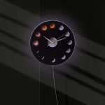 Orologio decorativo a fasi lunari illuminato, perfetto come oggetto scientifico e decorativo per ambienti moderni e studi astronomici.