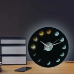 Orologio decorativo con design delle fasi lunari e immagine della Luna centrale, perfetto come elemento di arredo originale e scientifico.
