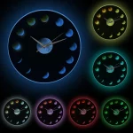 Orologio decorativo con design ispirato alle fasi lunari, dotato di illuminazione LED multicolore, perfetto per decorare ambienti moderni e aggiungere un tocco astronomico alla casa o all'ufficio.