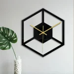 Orologio da parete decorativo a forma di cubo 3D con design minimalista nero e oro, perfetto per ambienti moderni e studi scientifici.