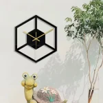 Orologio da parete geometrico 3D con design minimalista in nero e oro, ideale per decorare ambienti moderni e innovativi.