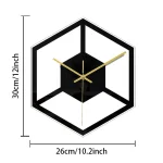 Orologio da parete decorativo a forma di cubo 3D con cornice nera e lancette dorate, perfetto come oggetto scientifico e decorativo per ambienti moderni.