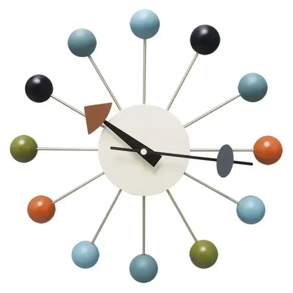 Orologio decorativo con sfere colorate e design ispirato alla scienza, perfetto come oggetto di arredamento originale e moderno per ambienti studi e uffici.