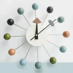 Orologio da parete decorativo con sfere colorate di diverse tonalità, design moderno e originale, perfetto per arredare ambienti con stile scientifico o contemporaneo.