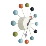 Orologio decorativo con sfere colorate e design ispirato alla scienza, perfetto come oggetto di arredamento originale e moderno per ambienti studi e uffici.