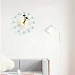 Orologio da parete ispirato alla struttura molecolare con sfere blu e lancette nere, ideale come decorazione scientifica moderna per ambienti domestici o uffici.