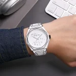 Orologio da polso con quadrante minimalista e scritta "Who cares? I'm already late".