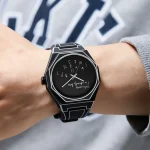 Orologio da polso con stile innovativo, caratterizzato da un design futuristico e dettagli tecnici ispirati alla scienza, perfetto per appassionati di tecnologia e innovazione.