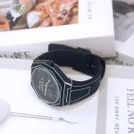 Orologio con design ispirato a strumenti scientifici, con cinturino nero e quadrante dettagliato, perfetto come decorazione o oggetto da collezione scientifica.