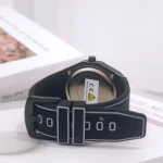 Orologio digitale con cinturino in silicone nero e display LED, ideale come decorazione scientifica moderna e accessorio tecnologico per appassionati di scienza e innovazione.