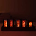 Orologio flip con numeri luminosi arancioni, perfetto come decorazione scientifica o oggetto da collezione, che mostra l'ora in modo originale e affascinante.