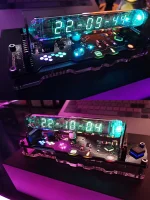 Orologio digitale scientifico con display LED trasparente e circuiti elettronici visibili, ideale come decorazione scientifica o oggetto di studio tecnologico.