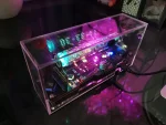 Oggetto scientifico in vetro con display LED colorato, mostra dati digitali e circuiti elettronici, ideale come decorazione scientifica moderna e innovativa.