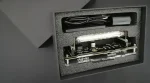 Oggetto scientifico in confezione con cavi e strumenti di laboratorio, ideale per decorazioni e collezioni scientifiche. Perfetto per appassionati di scienza e studenti, con dettagli realistici e mate.