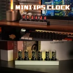 Orologio digitale con tubi Nixie miniatura, design moderno e vintage, perfetto come decorazione scientifica e oggetto di arredamento innovativo.