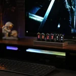 Set di componenti elettronici con display numerico e LED, ideale per decorazioni scientifiche e progetti tecnologici, posizionato su una scrivania con monitor e decorazioni a tema spaziale.
