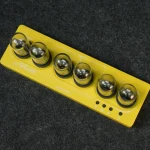 Dispositivo di controllo scientifico con sei pulsanti gialli e indicatori LED, ideale per decorazioni e oggetti scientifici. Perfetto per appassionati di scienza e decorazioni tematiche.