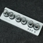 Pannello di controllo scientifico con sei sfere metalliche su superficie nera, ideale come decorazione scientifica o oggetto da collezione.