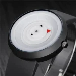Orologio scientifico da tavolo con lancette colorate e design moderno, ideale per decorazioni scientifiche e ambienti educativi. Perfetto come oggetto decorativo e strumento di studio.