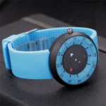 Orologio da polso scientifico con design moderno e cinturino blu, ideale per appassionati di scienza e tecnologia, perfetto come decorazione o gadget innovativo.