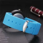 Orologio scientifico con cinturino blu, ideale come decorazione o oggetto da collezione, perfetto per appassionati di scienza e design innovativo.