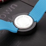 Orologio sportivo con cinturino in silicone blu e cassa in acciaio inossidabile, resistente all'acqua e ideale per attività all'aperto e sport.