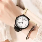 Orologio da polso con quadrante ispirato a formule e simboli scientifici, perfetto come accessorio decorativo e originale per appassionati di scienza.