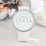Orologio da tavolo con design scientifico minimalista, caratterizzato da linee pulite e un aspetto moderno, perfetto come decorazione per ambienti di studio o ufficio.