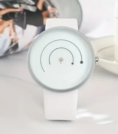 Orologio da tavolo con design scientifico minimalista, caratterizzato da linee pulite e un aspetto moderno, perfetto come decorazione per ambienti di studio o ufficio.