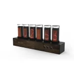 Orologio a proiezione Nixie con numeri lampeggianti su base in legno, design vintage e moderno, perfetto come decorazione scientifica e oggetto da collezione.