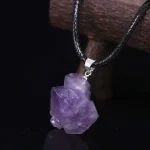 Pendente in ametista naturale con catenina in metallo, perfetto come gioiello decorativo o simbolico, ideale per gli appassionati di cristalli e oggetti scientifici.