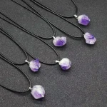 Collane con pendenti di ametista grezza su cordino nero, perfette come decorazioni scientifiche o accessori eleganti.
