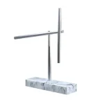 Palo di metallo con base in marmo, oggetto decorativo scientifico, ideale per ambienti di studio o laboratorio, con design minimalista e moderno.