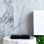 Statuetta decorativa moderna in metallo con design a stella, ideale per arredare scrivanie e ambienti di lavoro con stile minimalista e contemporaneo.