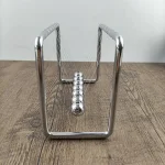 Pallina di Newton in metallo lucido, esempio di oggetto scientifico decorativo, perfetto per appassionati di fisica e design.