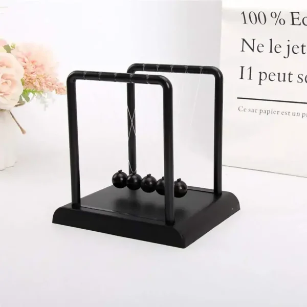 Péndolo di Newton in metallo nero, decorazione scientifica elegante e funzionale, ideale per appassionati di fisica e design minimalista.