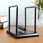 Pendolo di Newton in miniatura, perfetto come decorazione scientifica e strumento educativo per studenti e appassionati di fisica.
