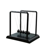 Péndolo di Newton in miniatura, strumento scientifico decorativo per uffici e studi, con cinque sfere nere sospese, simbolo di fisica e dinamica.