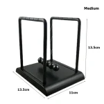 Péndolo di Newton in miniatura con quattro sfere nere, dimensioni 13,5x13,5x11 cm, perfetto come oggetto decorativo scientifico.