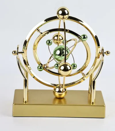 Oggetto decorativo a forma di modello atomico, realizzato in materiali metallici dorati e verdi, ideale come decorazione scientifica o da scrivania.