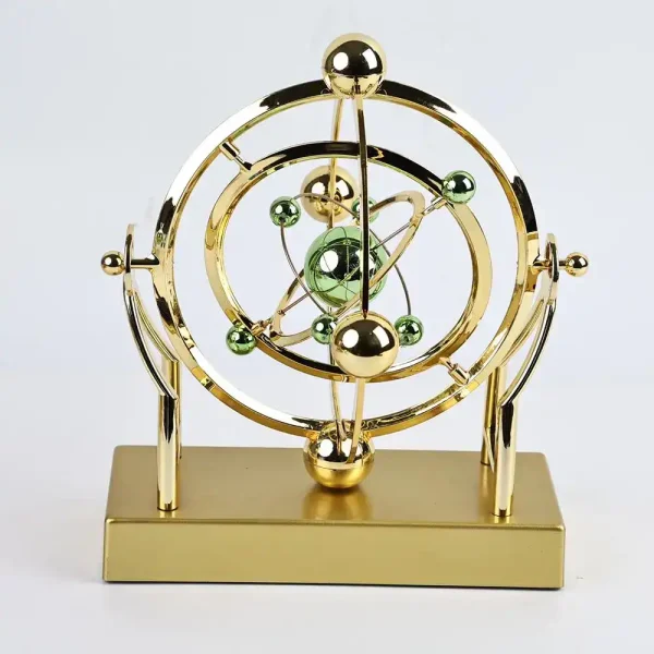 Oggetto decorativo a forma di modello atomico, realizzato in materiali metallici dorati e verdi, ideale come decorazione scientifica o da scrivania.