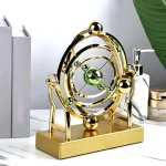 Orologio decorativo scientifico dorato con sfere verdi, perfetto come oggetto di arredamento ispirato alla scienza, ideale per appassionati di fisica e design elegante.