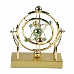 Orologio scientifico decorativo in metallo dorato con sfere e meccanismi interni, perfetto come oggetto decorativo e da collezione scientifica.